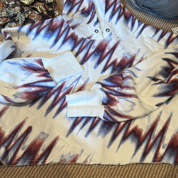 NWOT FREE PEOPLE movement halftime printed crop hoodie in blue wine size XS - Picture 7 of 8